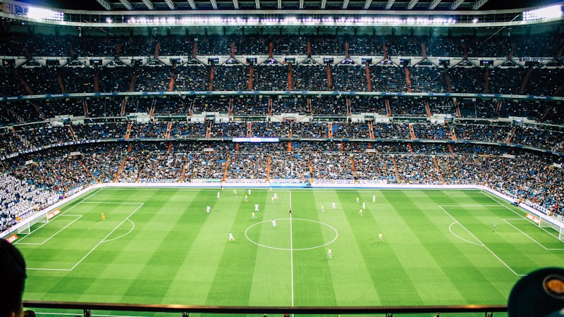 欧洲冠军联赛奖杯在聚光灯下闪耀的荣耀时刻